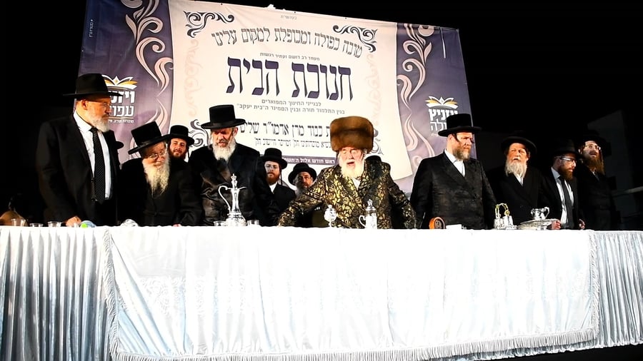 האדמו"ר מויז'ניץ בריקוד בסעודת ראש חודש בקהילתו בעפולה עילית