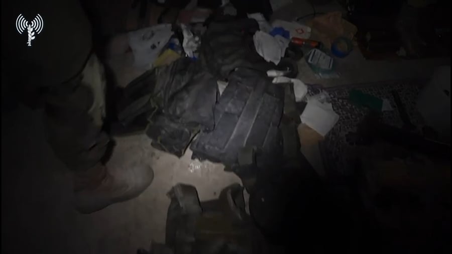 מפקד גדוד 932, סגן-אלוף דותן במרתף אמצעי הלחימה שאותר