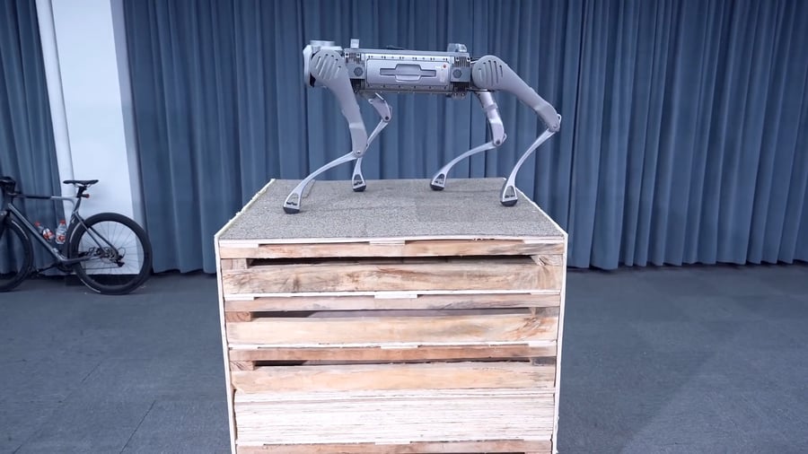 הרובוט Unitree B2 של Unitree Robotics בהצגת היכולות