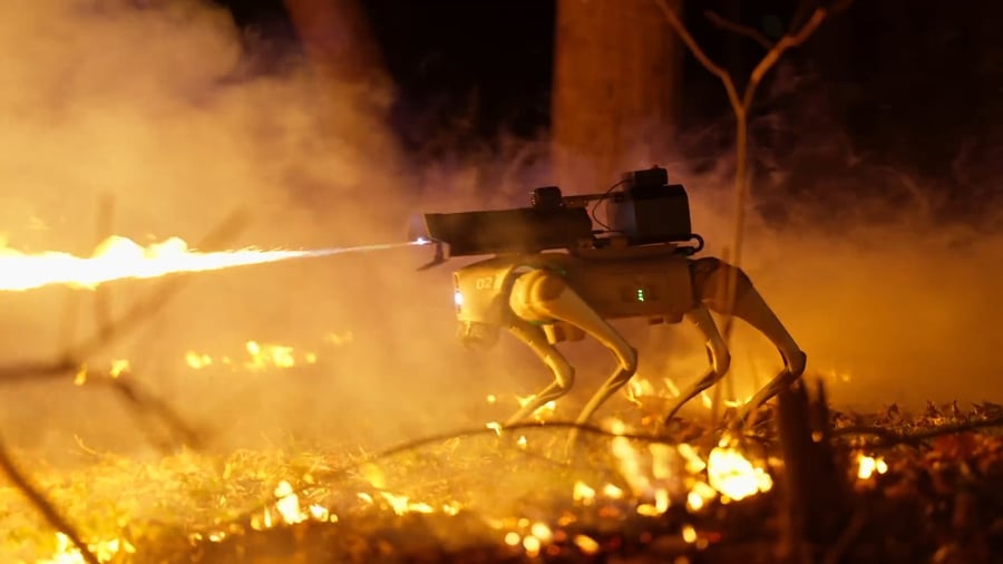 הרובוט שיורק אש של חברת Throwflame האמריקאית