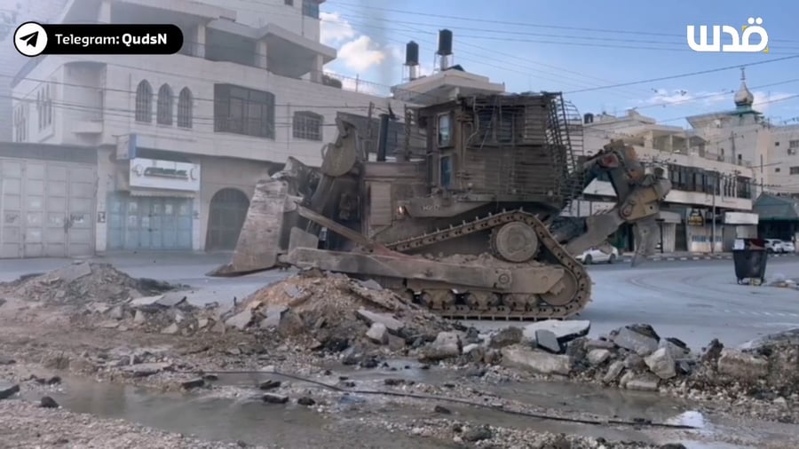 דחפור D9 במחנה נור שמס בטול כרם