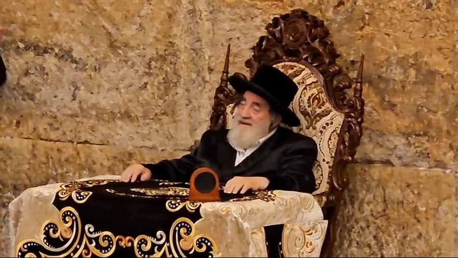 האדמו"ר מויז'ניץ בשירי רגש ע"י ה'כותל המערבי' 