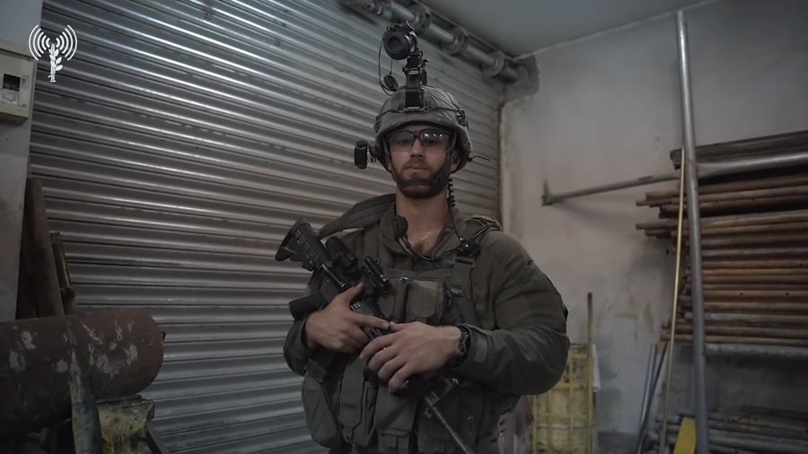 סגן תומר, מפקד צוות בצק״ח כפיר, עם המחרטה לייצור אמל״ח