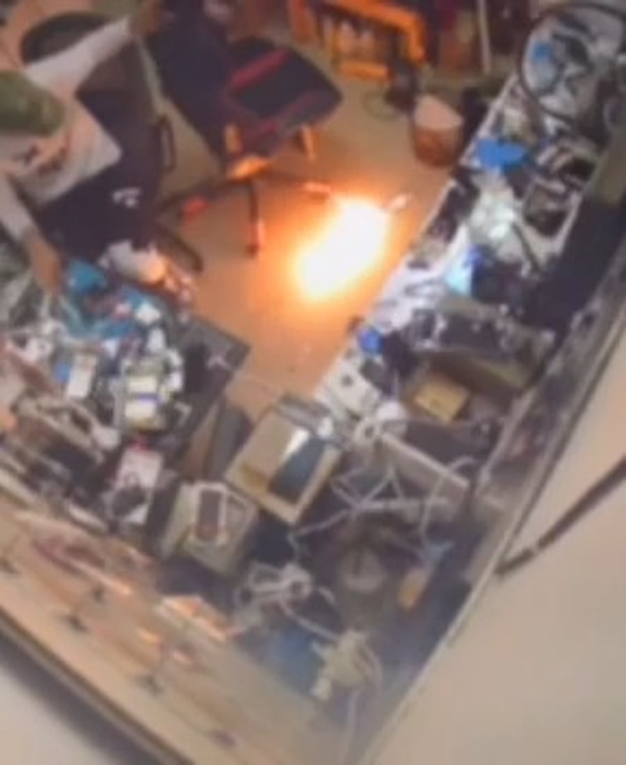 פיצוץ בחנות סלולר של פעילי חיזבאללה