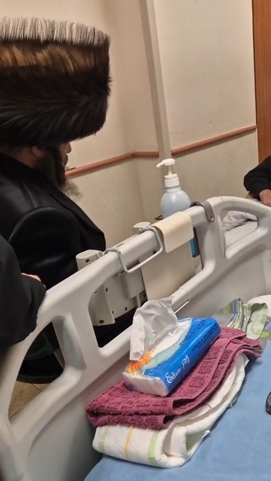 רבו האדמו"ר מפיטסבורג מבקרו בבית הרפואה ימים אחדים לפני פטירתו 