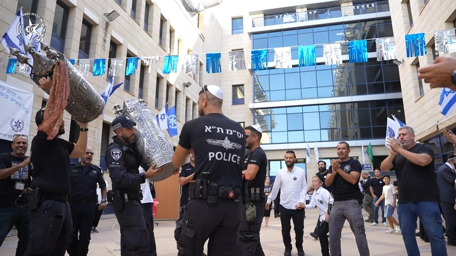 תיעוד מהכנסת ספר התורה למשטרה