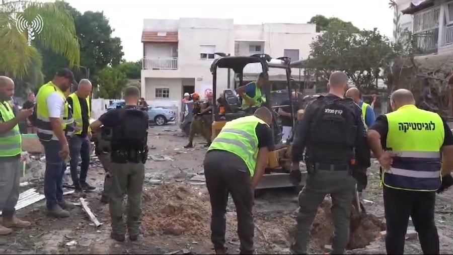 לוחמי פיקוד העורף בזירת פגיעה ישירה היום בקריית ביאליק