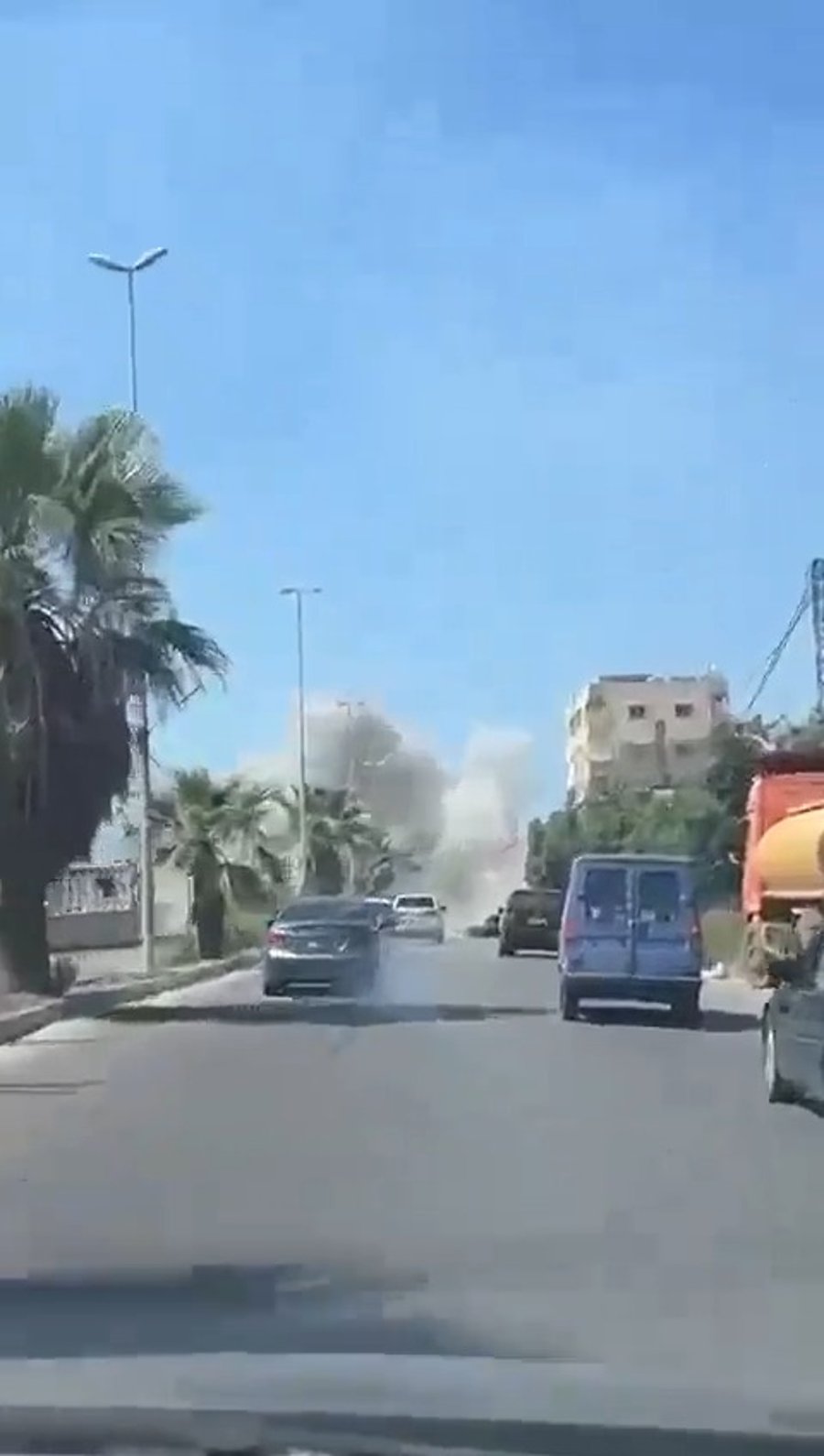 תושבים בלבנון נמלטים צפונה כשברקע תקיפות חיל האוויר