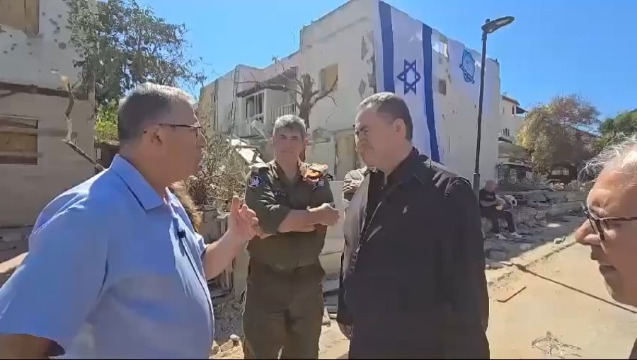 שר החוץ ישראל כץ בזירת הפגיעה הישירה בקריית ביאליק עם ראש העיר אלי דוקורסקי