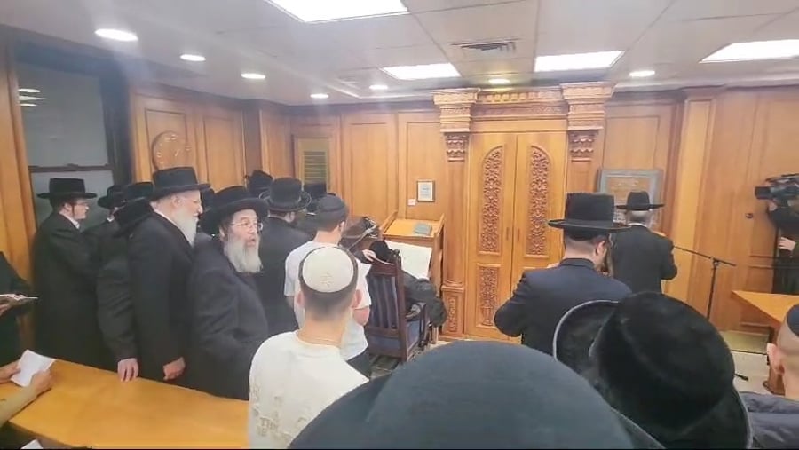 סליחות של בני הספרדים במעונו של האדמו"ר מבעלזא 