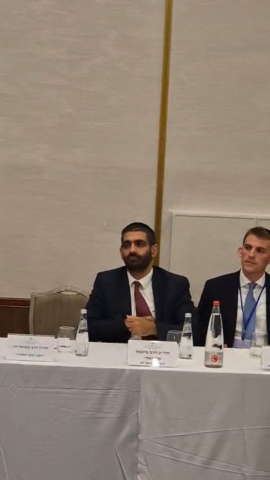 רגע ההכרזה בידי הרב שמואל דיין