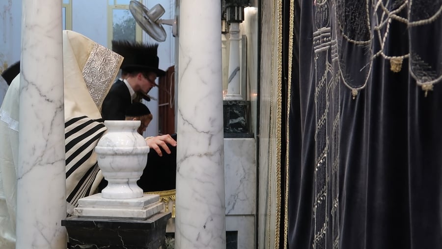 סליחות ראשונות בחצה"ק שומרי אמונים 