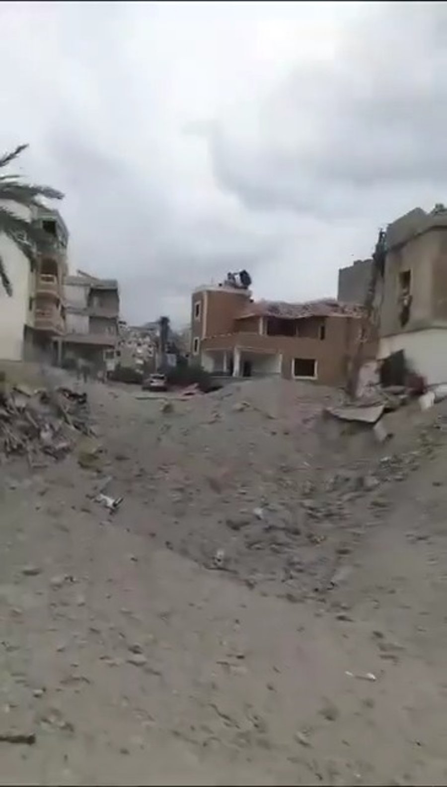 ההרס בביירות - רכב עף מעוצמת ההדף עד לגג המבנה