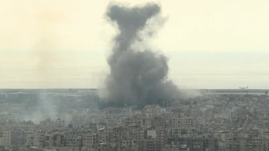 מטוס נוחת בנמל התעופה רפיק חרירי ברקע התקיפה בביירות, היום