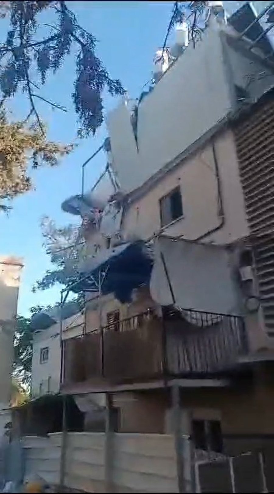 הבית שספג פגיעה ישירה בעיר צפת