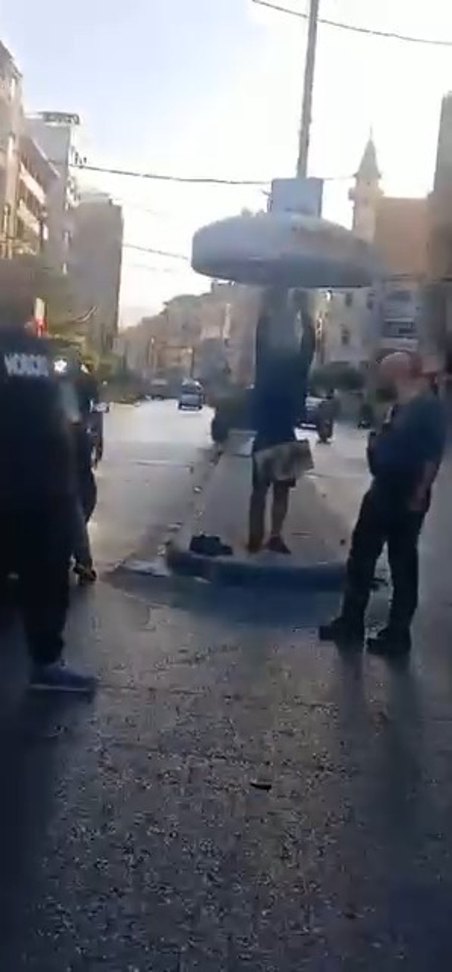 הגנבים קשורים לעמודים