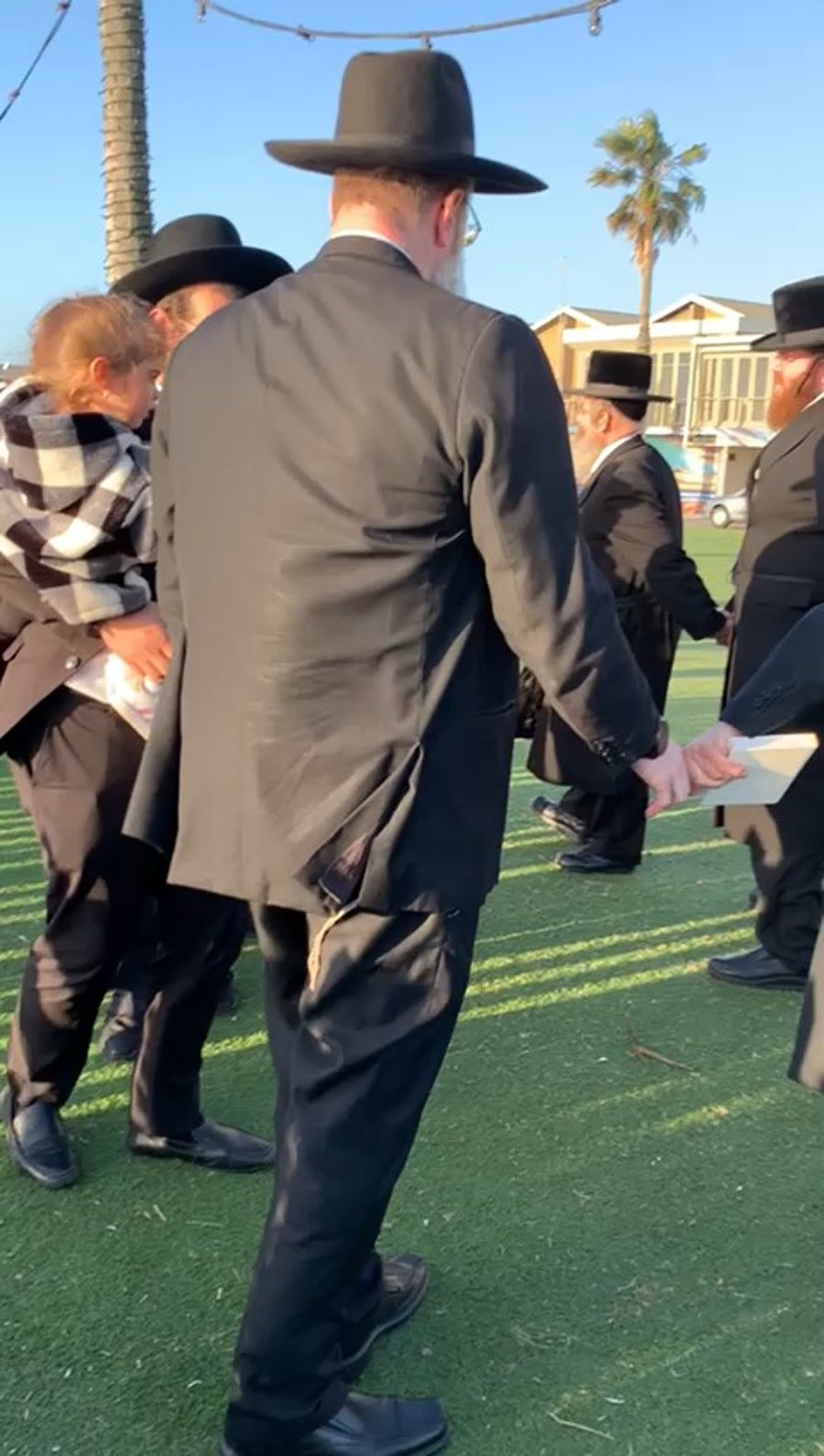 גאב"ד מעלברון שבאוסטרליה בתשליך יחד עם בני קהילתו 