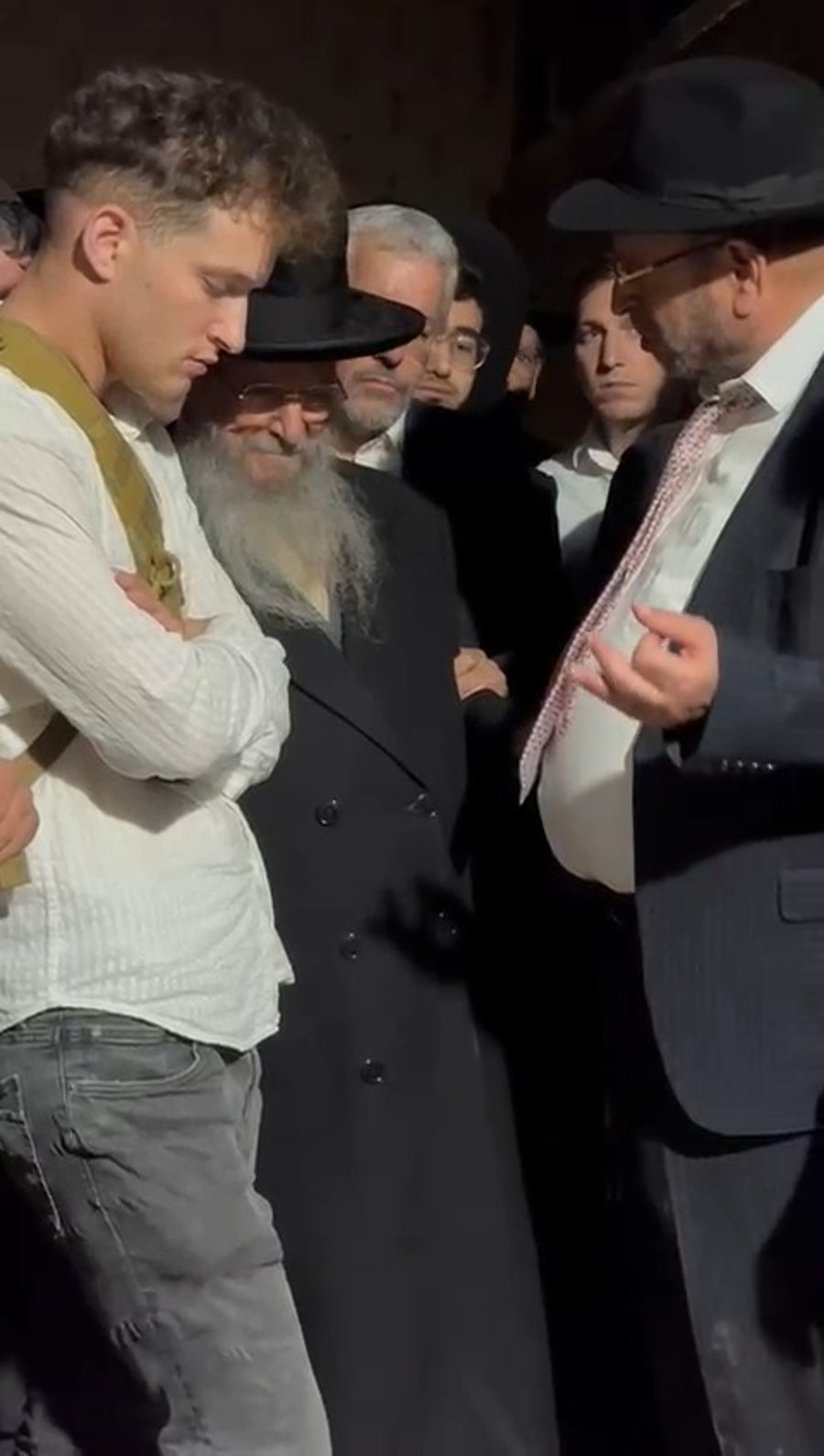 המקובל רבי יעקב הלל ליד קבר נכדו