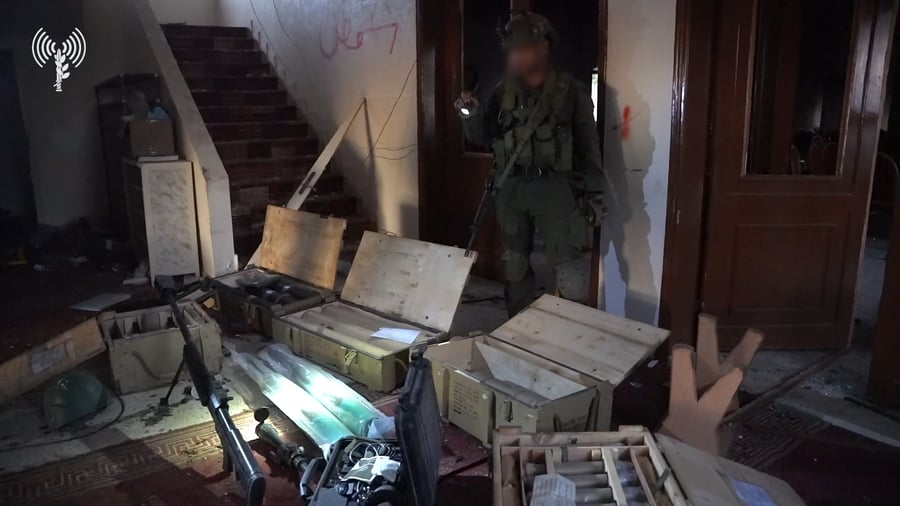 קצין המודיעין של חטיבה 205, סגן-אלוף י׳ עם האמל"ח שהוטמן במסגד