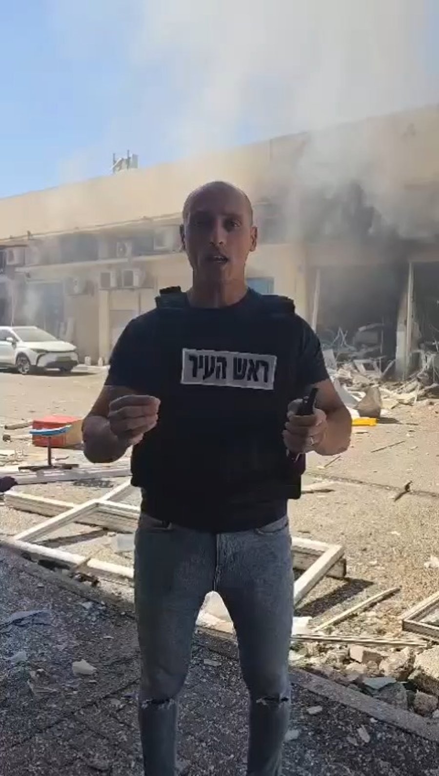 ראש עיריית עכו עמיחי בן שלוש בזירת הפגיעה הישירה