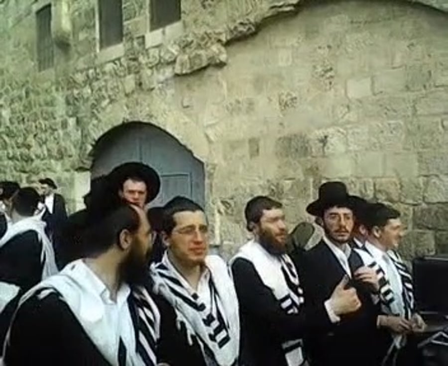 שירת הקהל בסיבוב השערים ליד הר הבית 