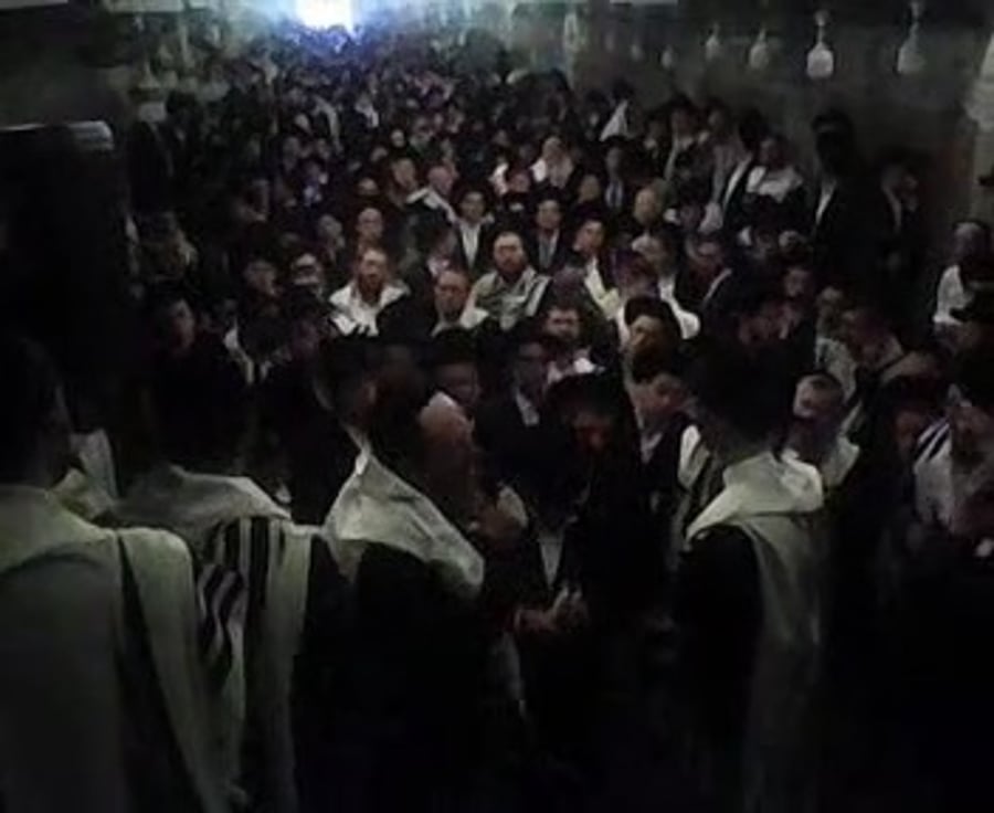 הגראון רבי נתן רוטמן עם הקהל העצום בסיבוב השערים 