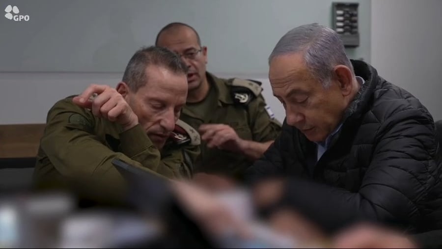 ראש הממשלה בנימין נתניהו עוקב אחרי התקיפה באיראן מהבור בקריה עם בכירי המטכ"ל