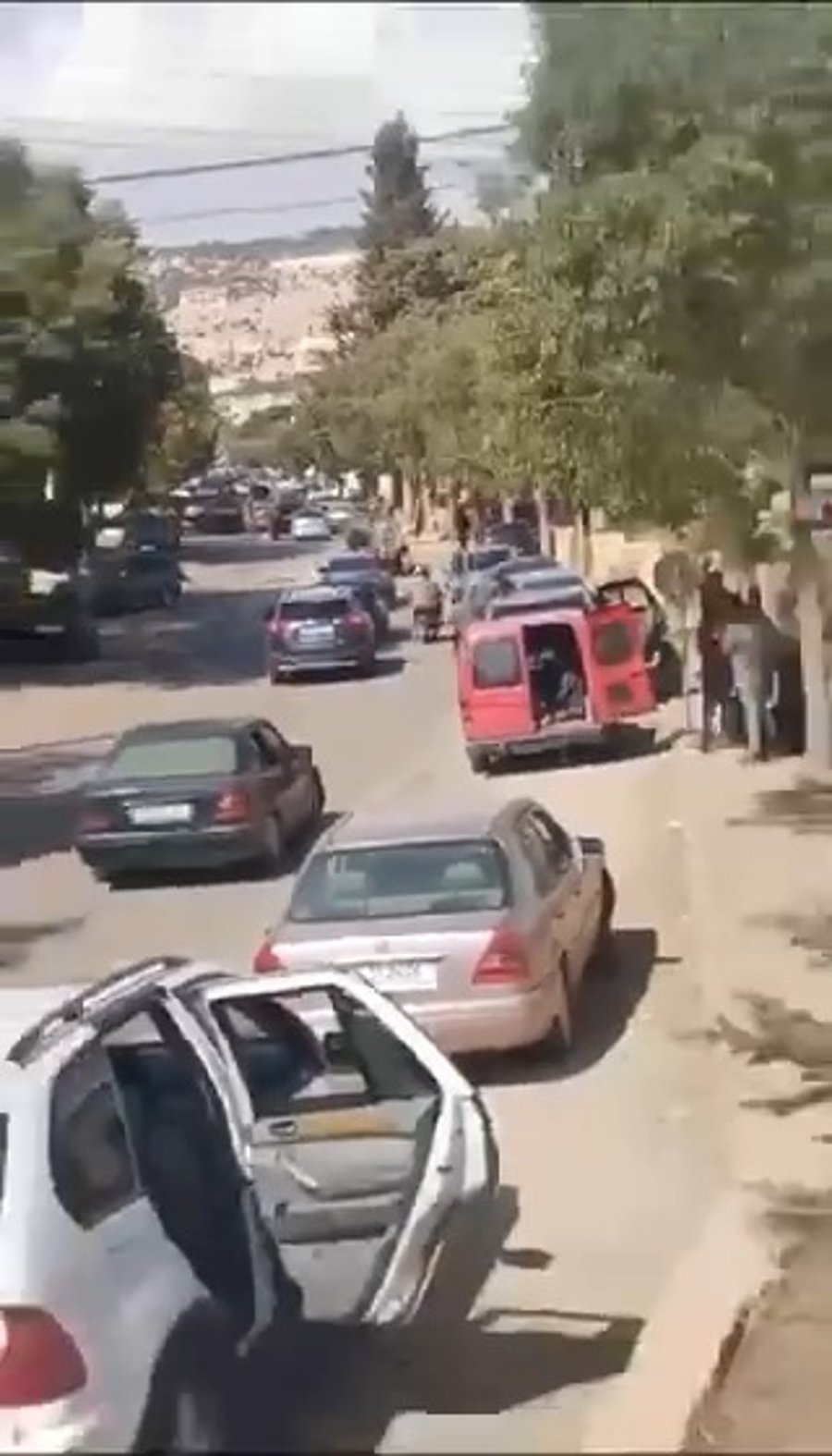 תושבי בעלבכ במזרח לבנון נוטשים את בתיהם בעקבות אזהרת דובר צה"ל בערבית תא"ל אביחי אדרעי