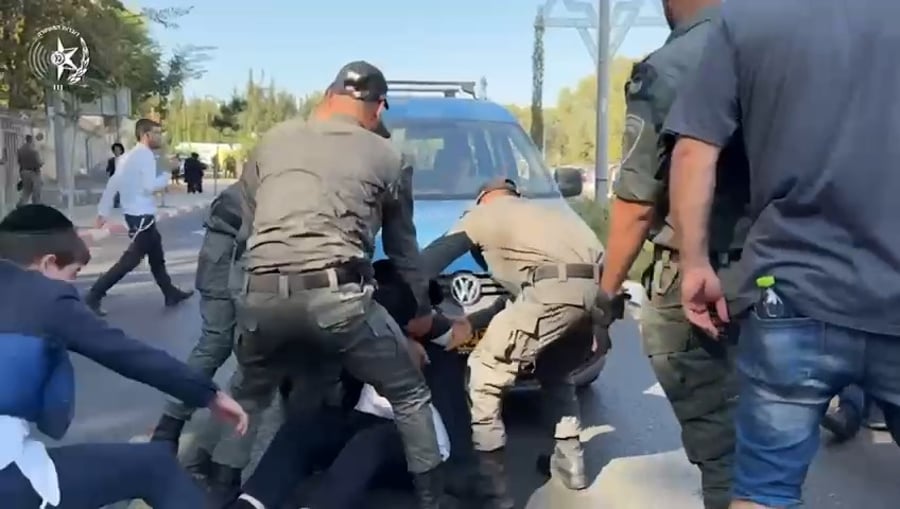 צפו בהפגנת הפלג הירושלמי מול לשכת הגיוס בתל השומר