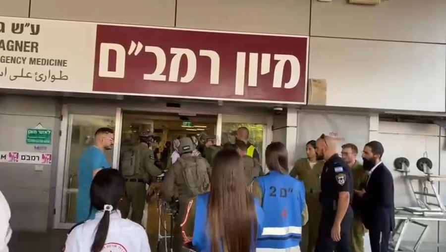 הפועל הזר מתאילנד שנפצע מפגיעה ישירה המטולה, מובא לניתוח בבית חולים רמב"ם בחיפה