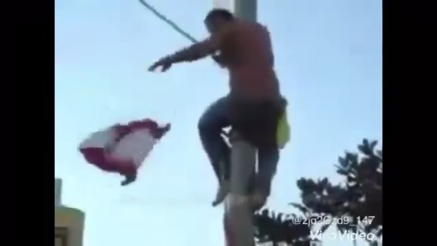 פעילי חיזבאללה מסירים דגלי לבנון