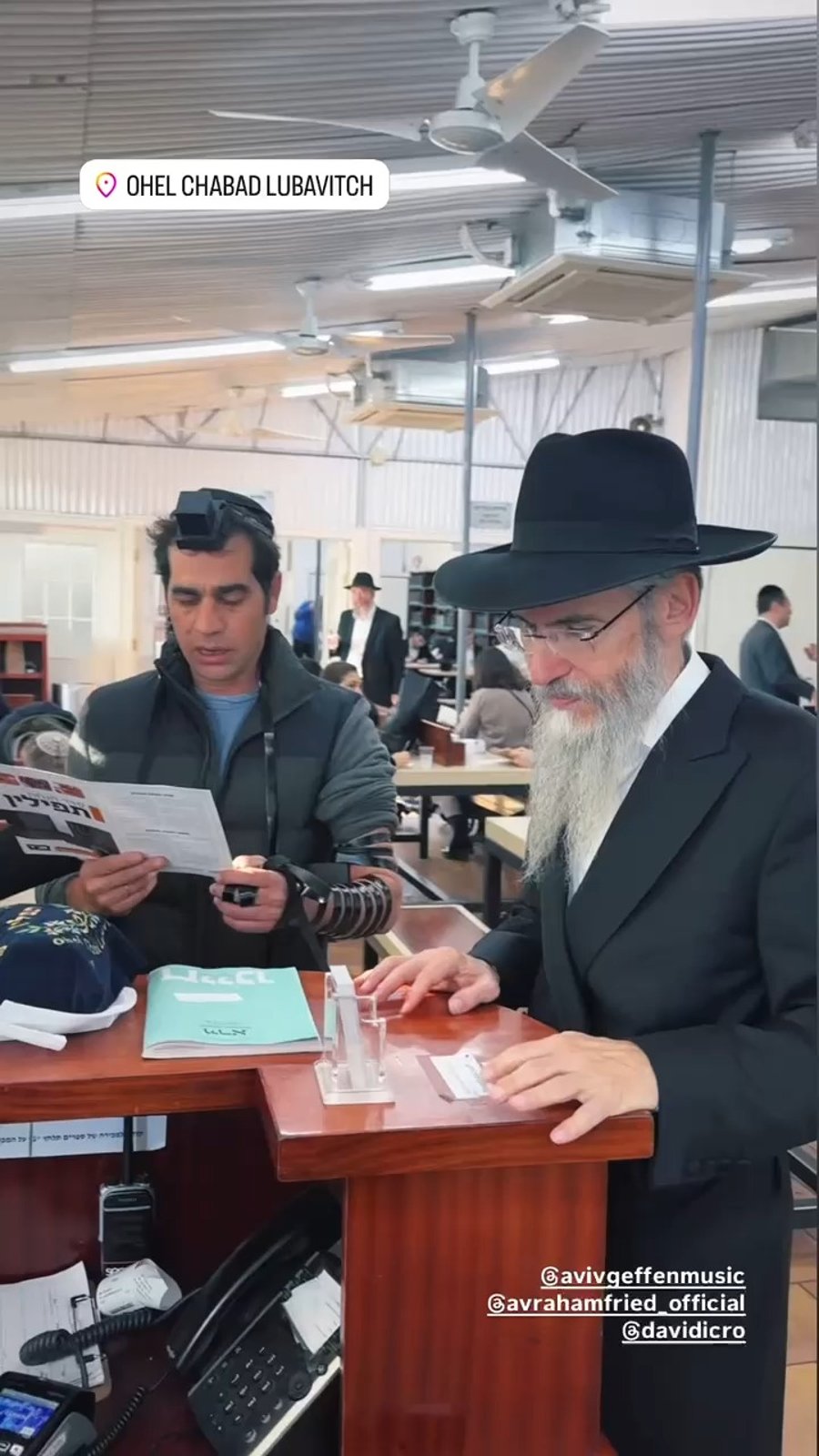 מניח תפילין קודם הכניסה