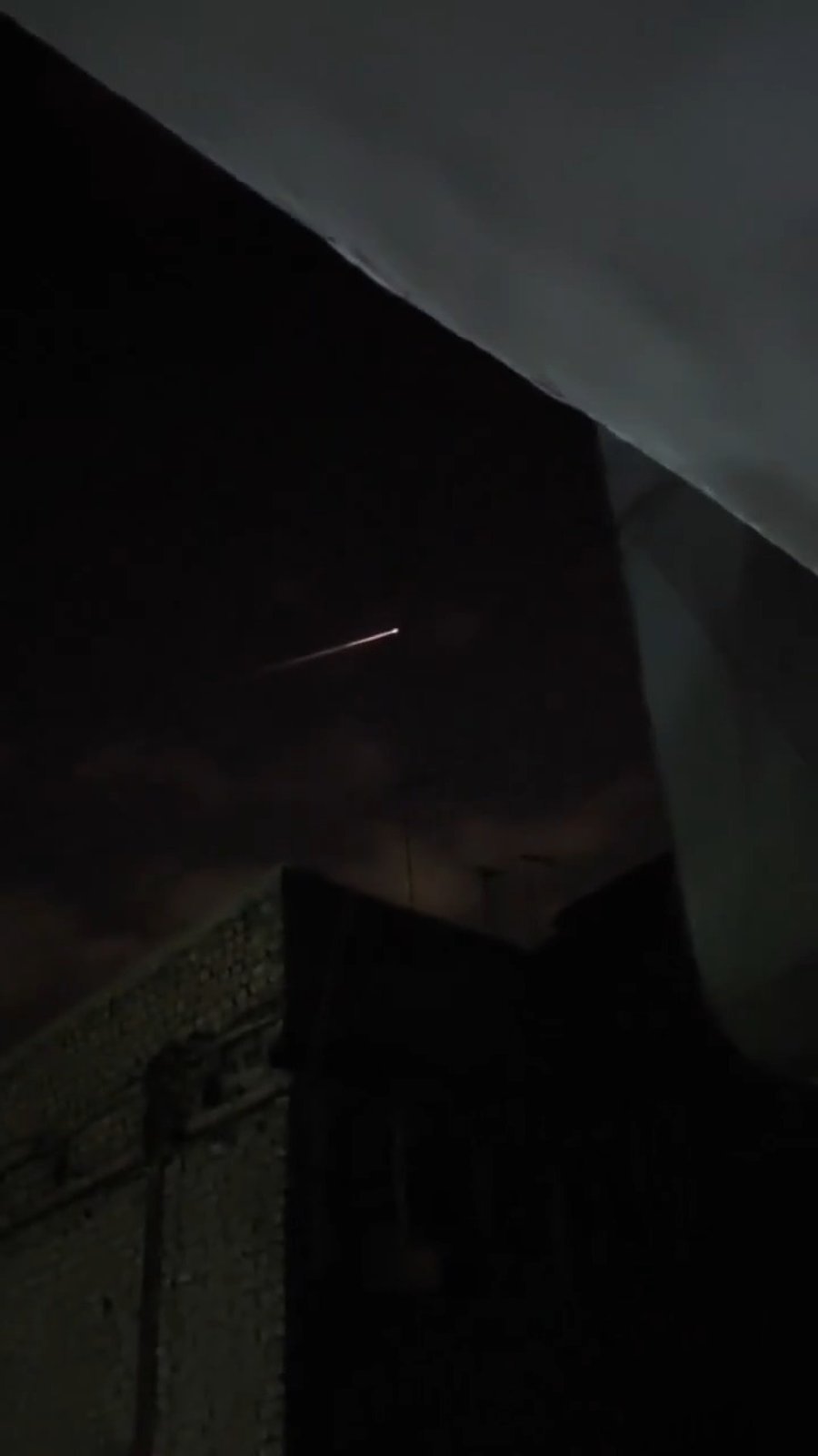 עצם זוהר בשמי איראן הלילה