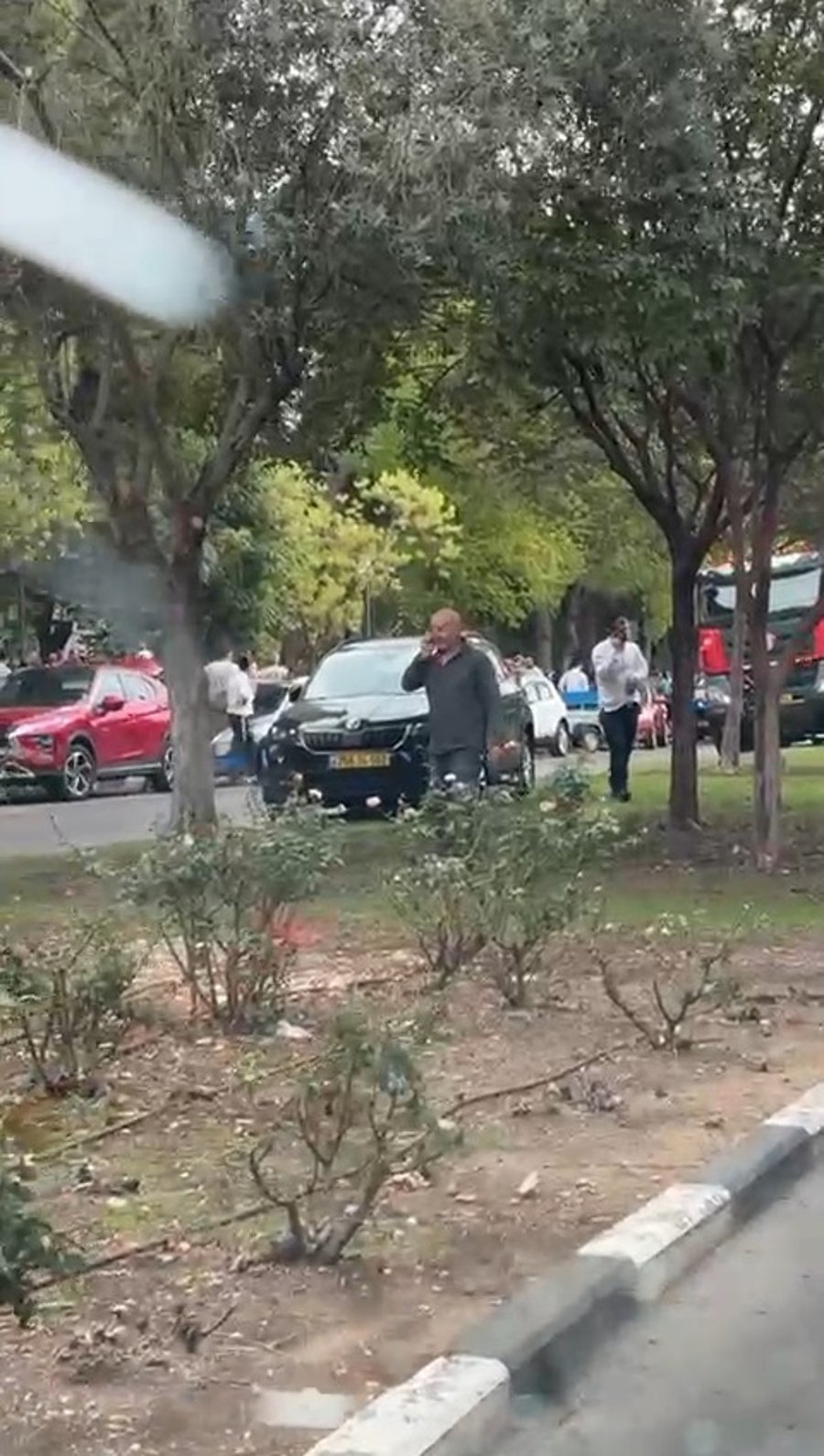 תלמידי ישיבת רש"ת (רינה של תורה) בזירת הנפילה בכרמיאל