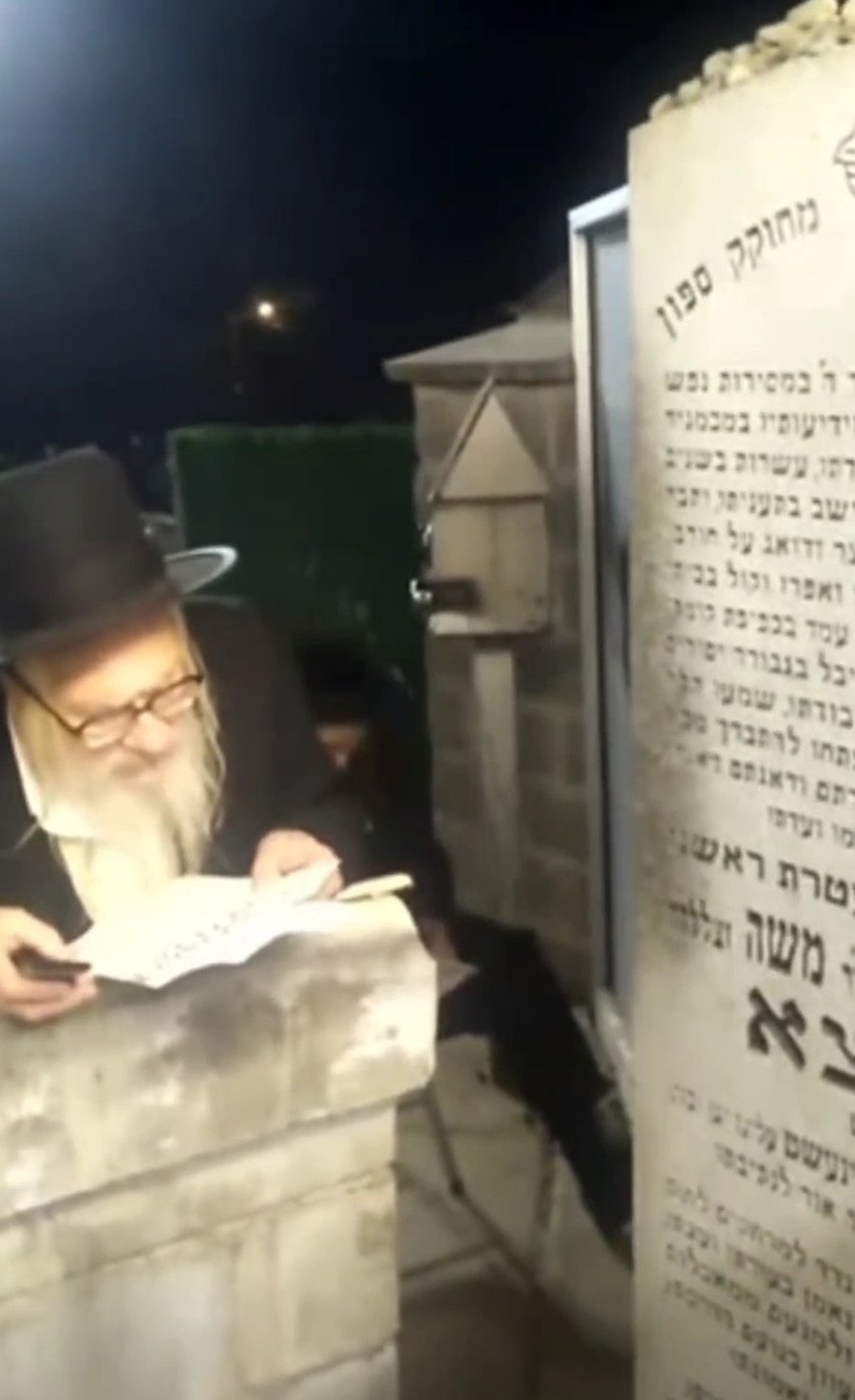 היהודי שופך שיח ע"י קבר הרה"ק מרבניץ
