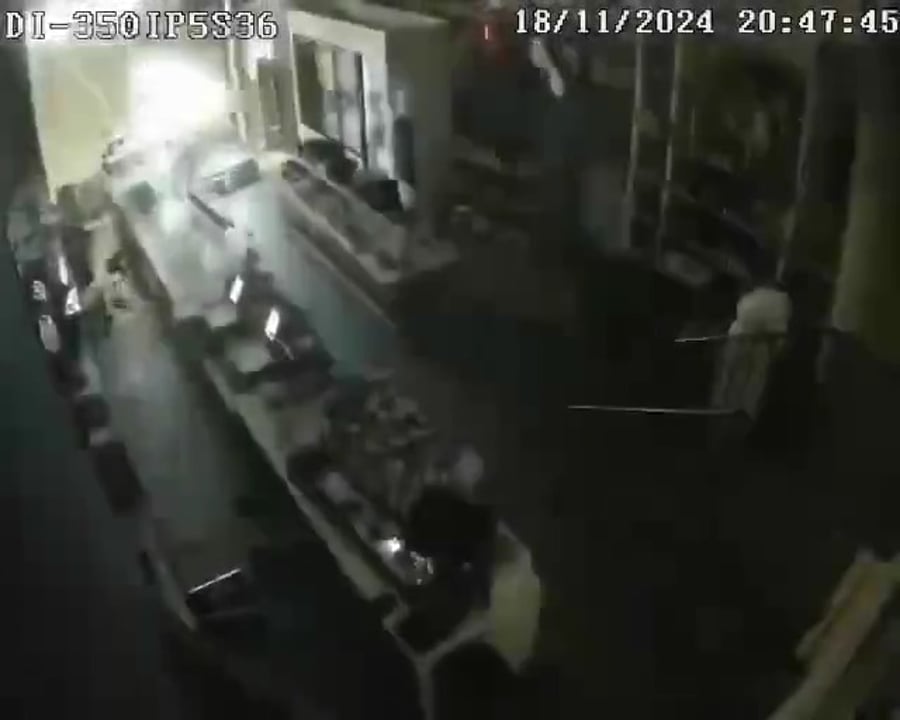 מצלמת אבטחה בחנות ברחוב תיעדה את רגעי הפגיעה