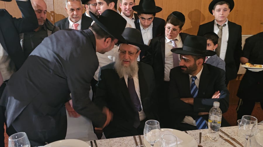 השר בוסו מנשק את היד