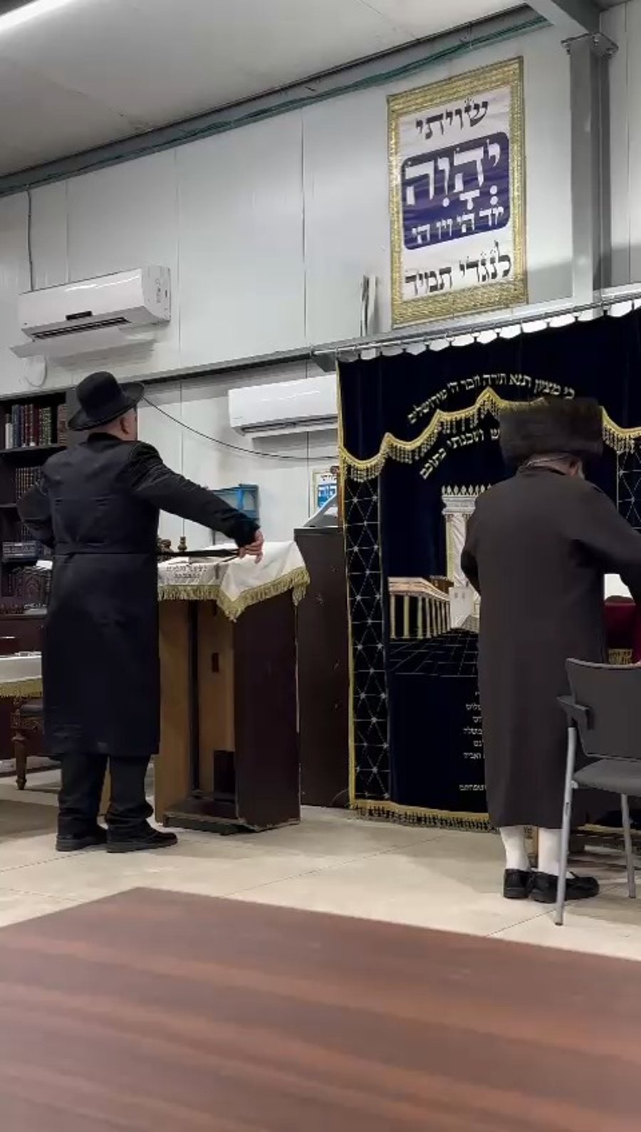 המקובל הגה"צ רבי משה פריש בתפילת ערבית 