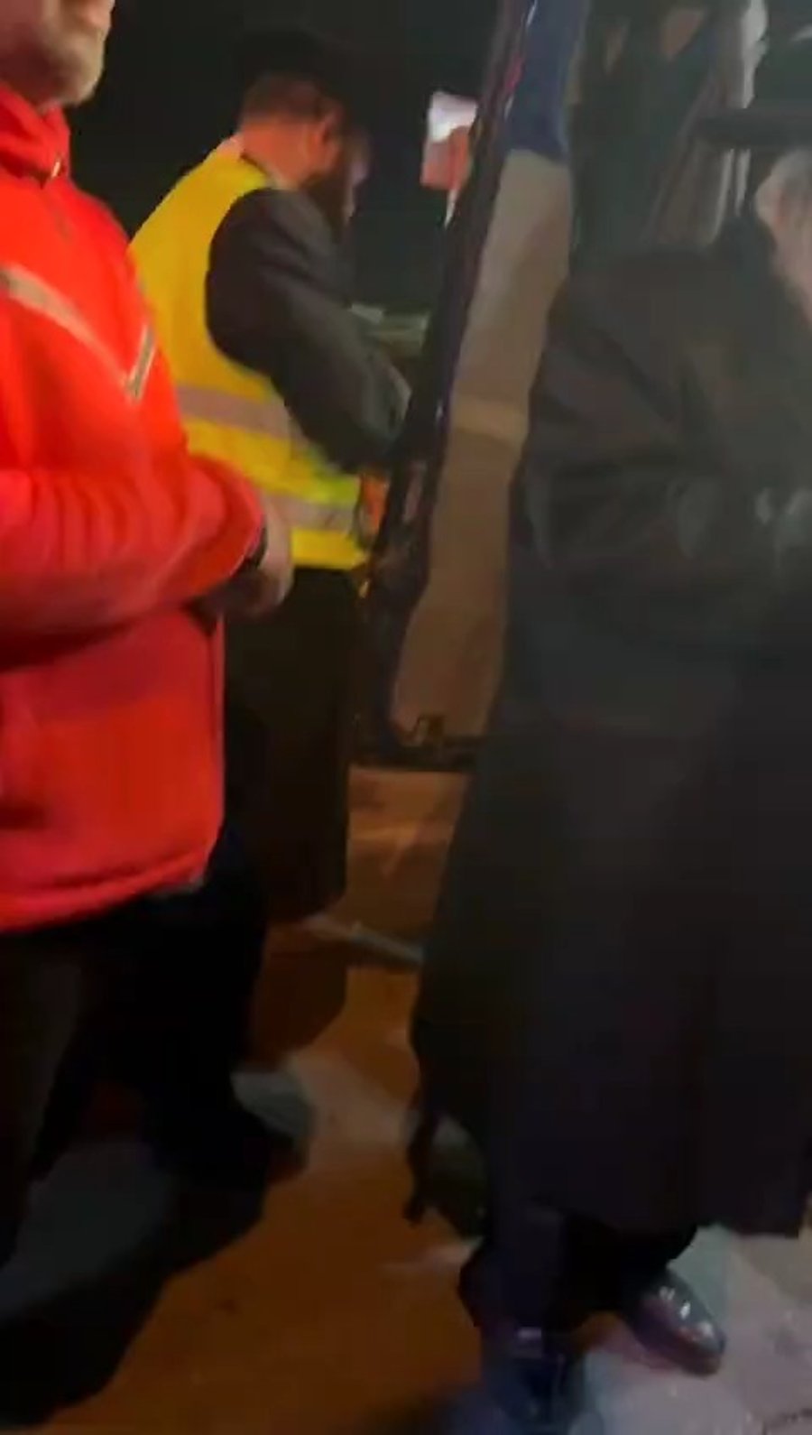 מיטתו של הקדוש הרב צבי קוגן הי"ד בדרכה מנתב"ג לכפר חב"ד