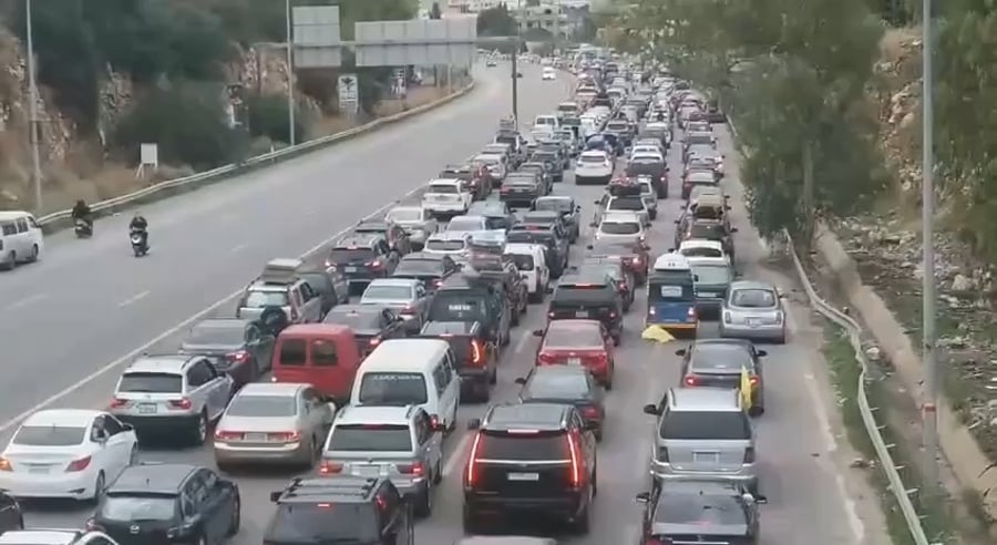 עומס תנועה בדרך לעיר צור שבדרום לבנון