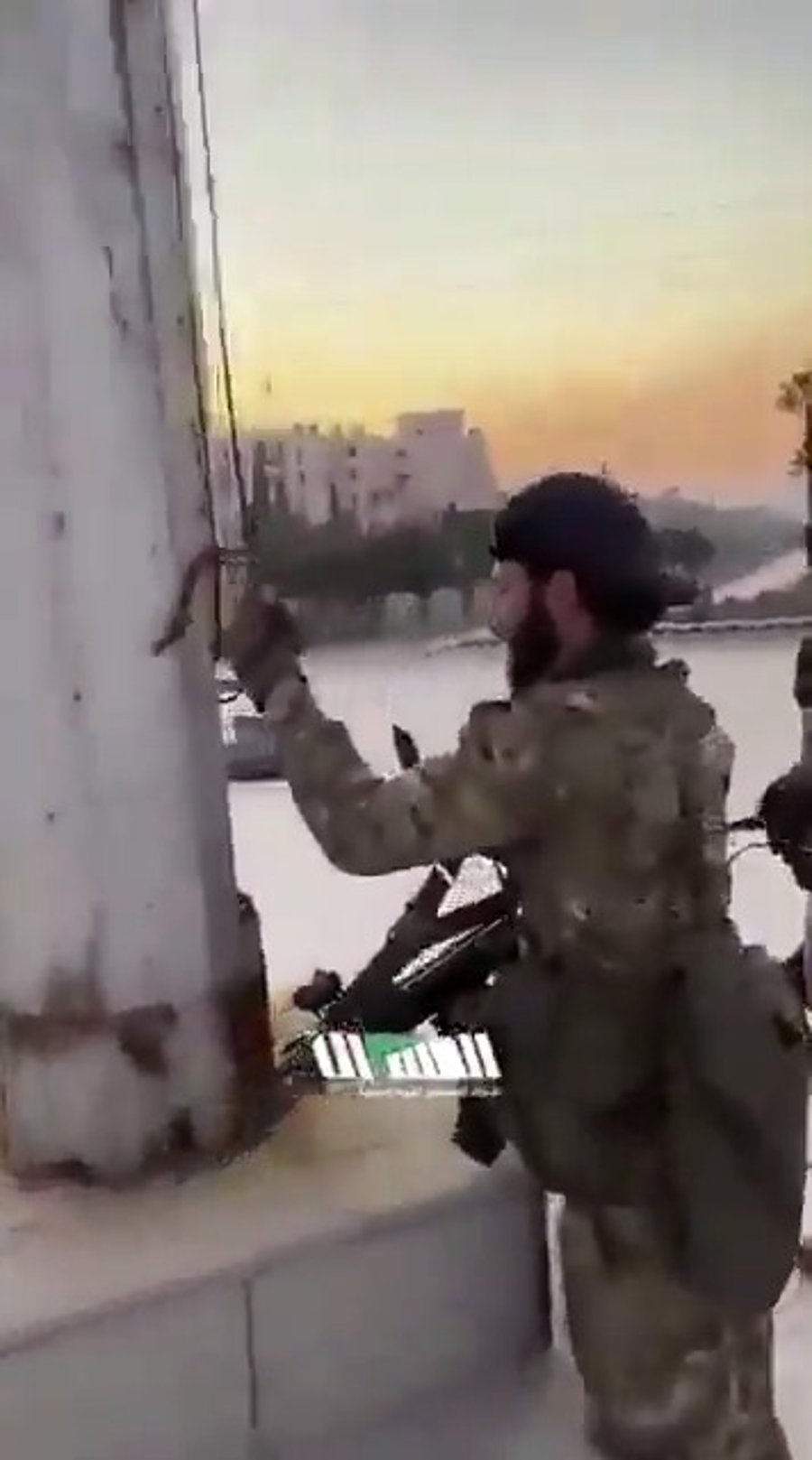 המורדים הסורים מורידים את הדגל