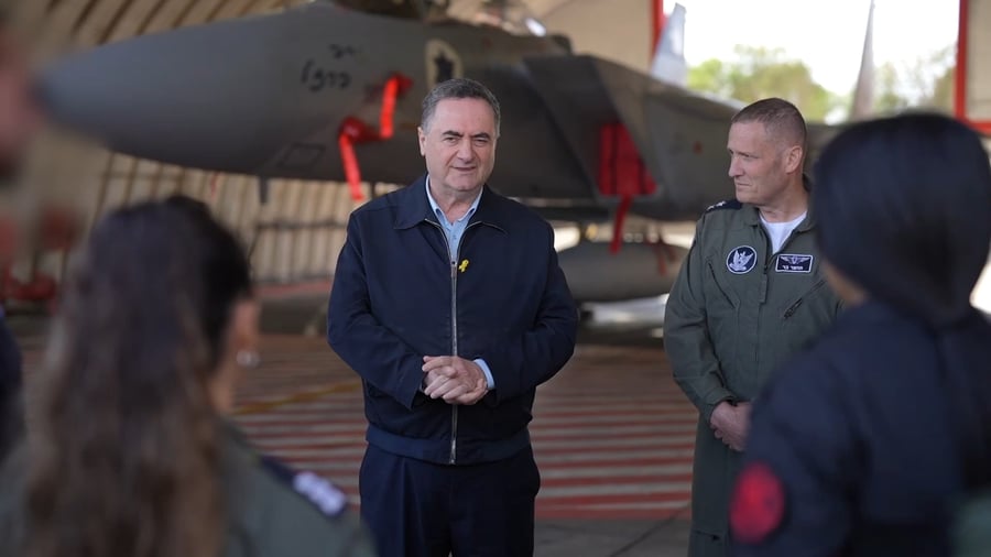 שר הביטחון כץ עם לוחמי חיל האוויר