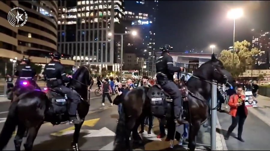 אלימות מפגינים בתל אביב: שוטרים ופרשים מנסים להשליט סדר