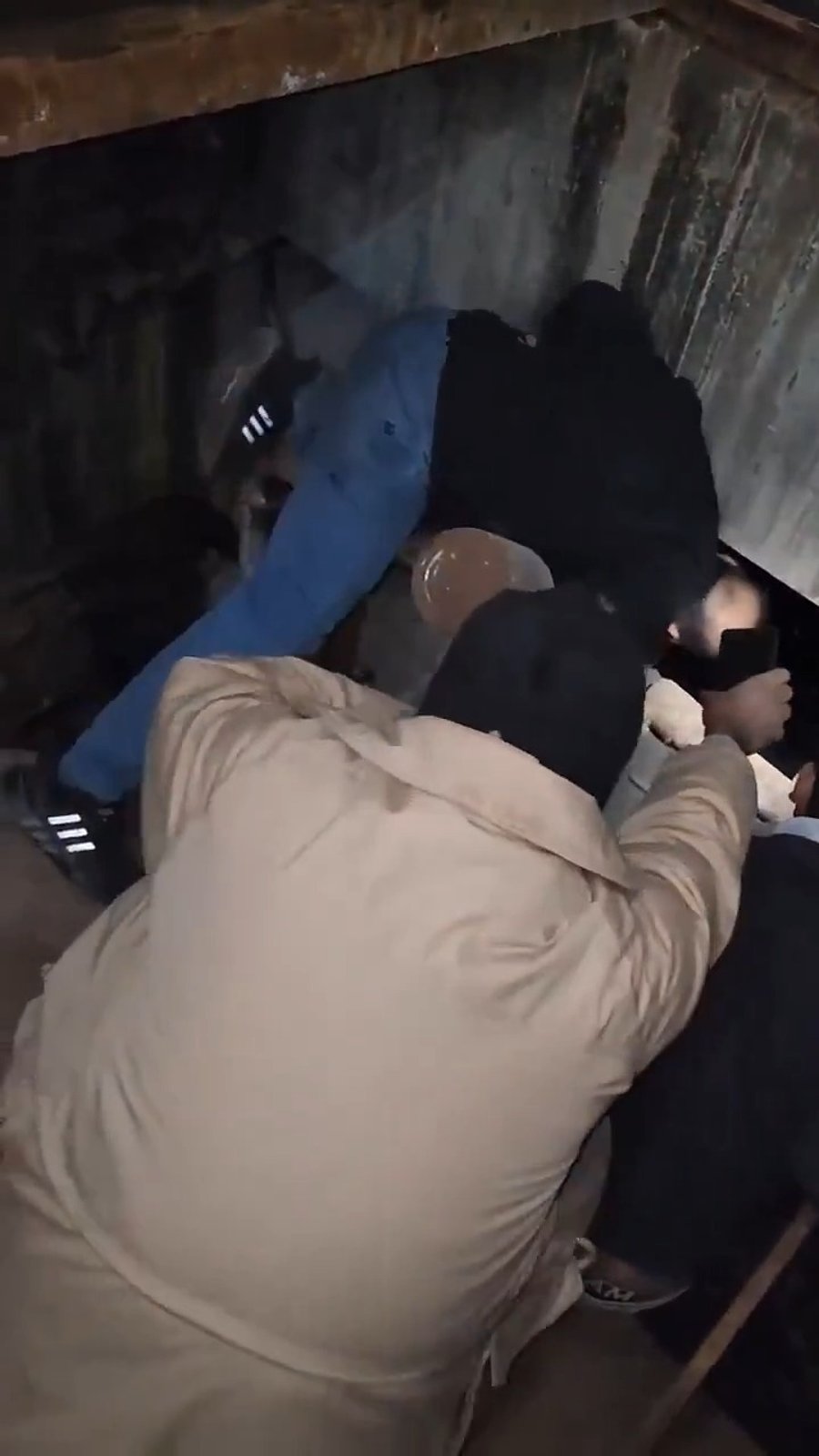 תיעוד של חיפוש אנשים שהיו קבורים בתוך האדמה בעודם חיים כביכול