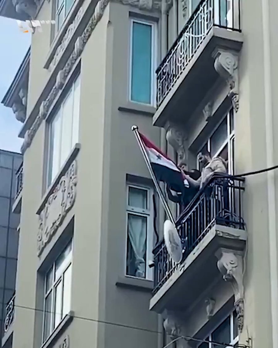 החלפת הדגל בשגרירות סוריה באיסטנבול, היום