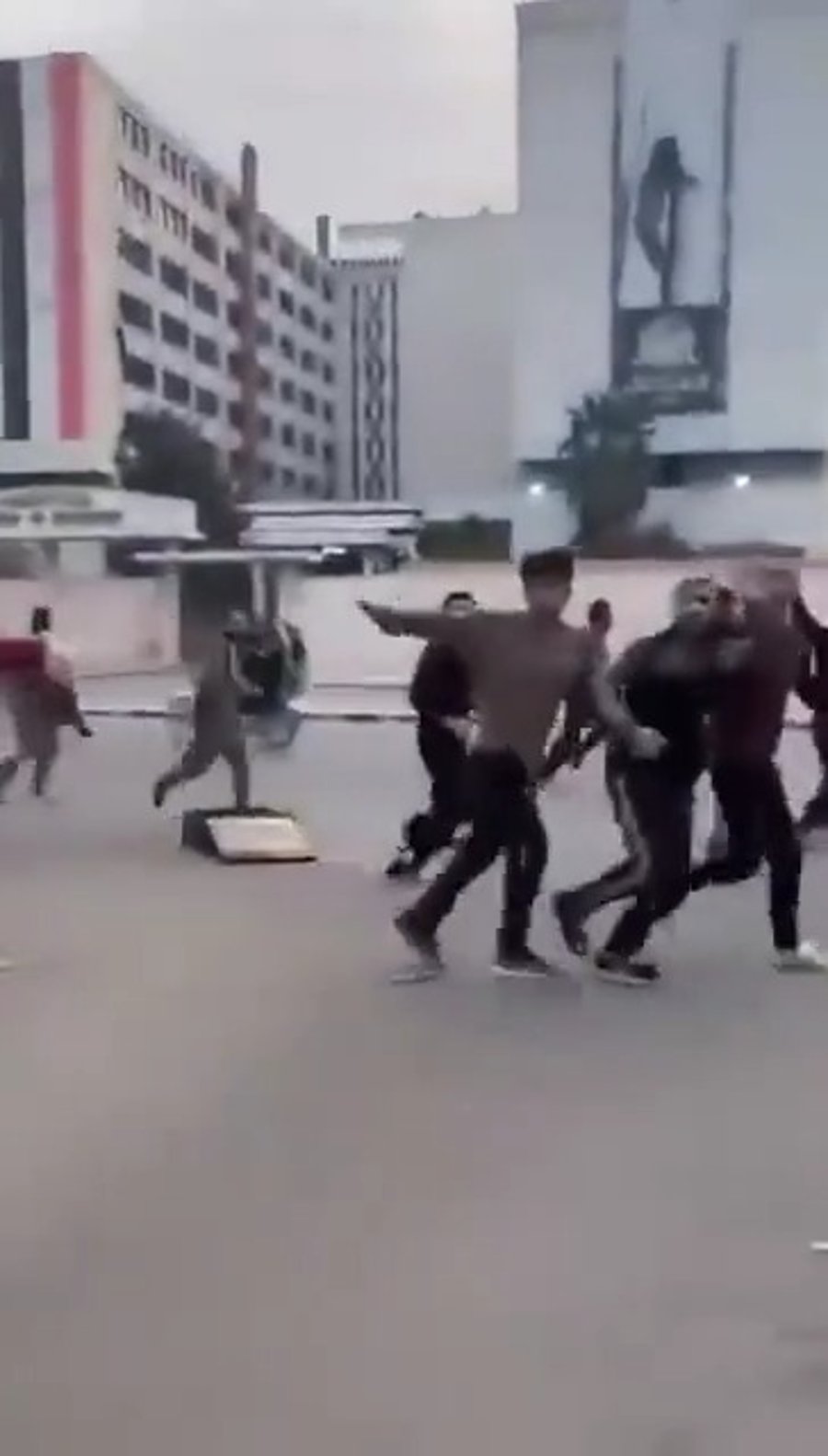 אסירים נרגשים יוצאים מהכלא בהתרגשות, הבוקר