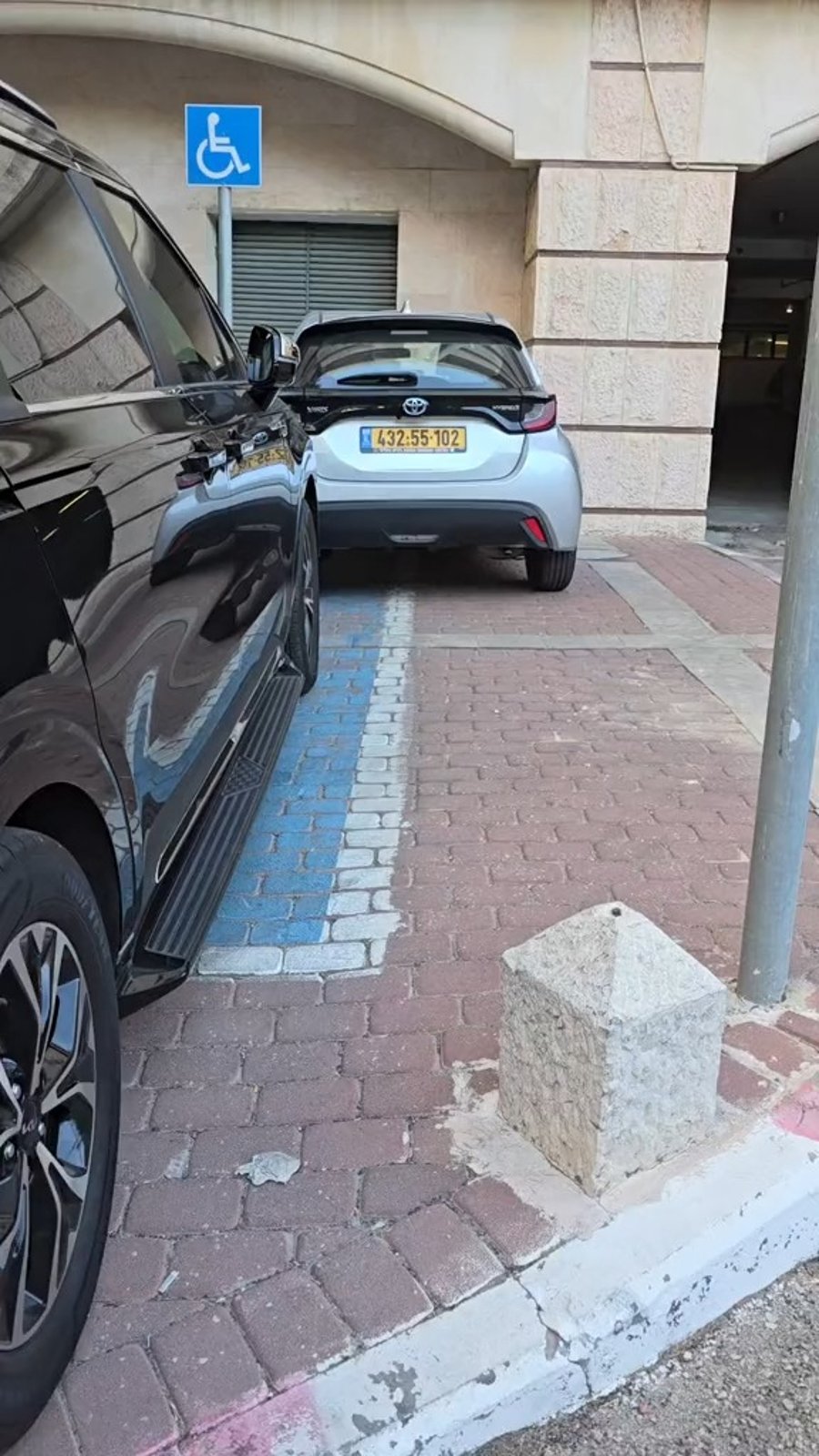 רכב פרטי חוסם חניית נכה