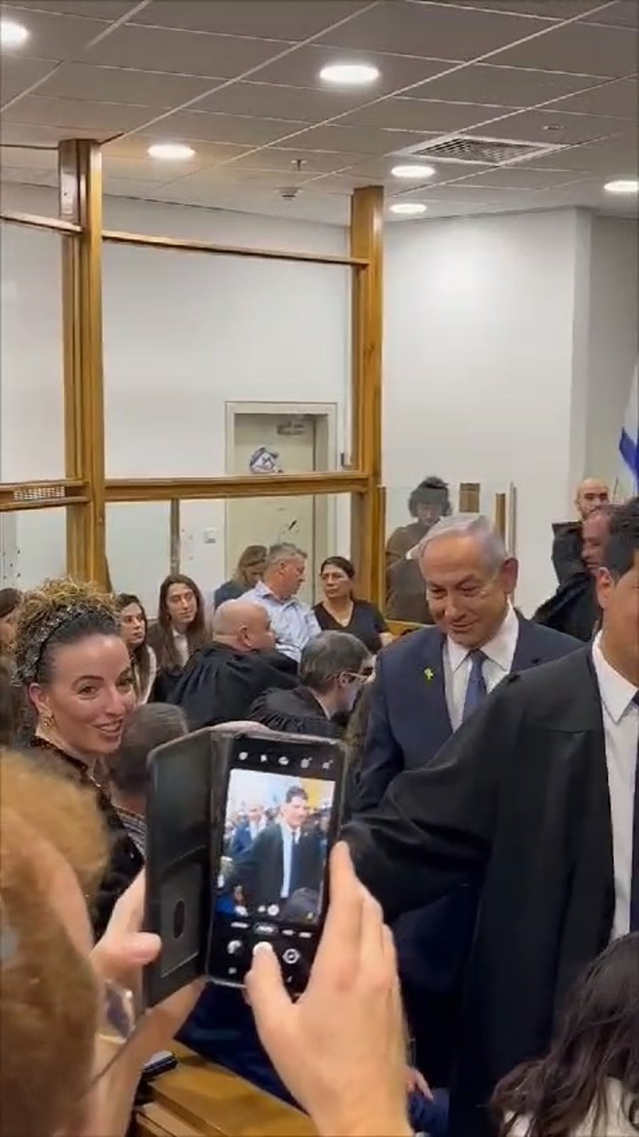 רה"מ נתניהו נכנס לאולם בית המשפט לפני תחילת עדותו
