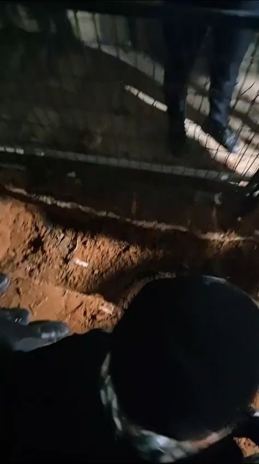 כיסוי הקבר שנחפר בטעות בויז'ניץ וחפירת הקבר הנכון, בסמוך