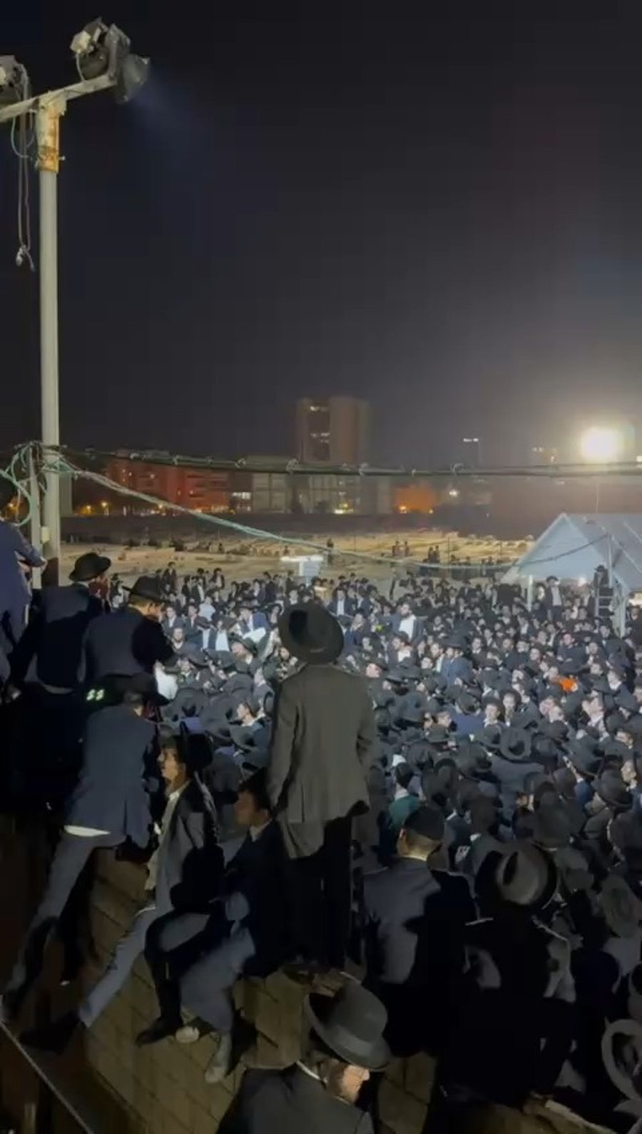 אלפים סביב קברו הטרי של הגר"א דויטש זצ"ל